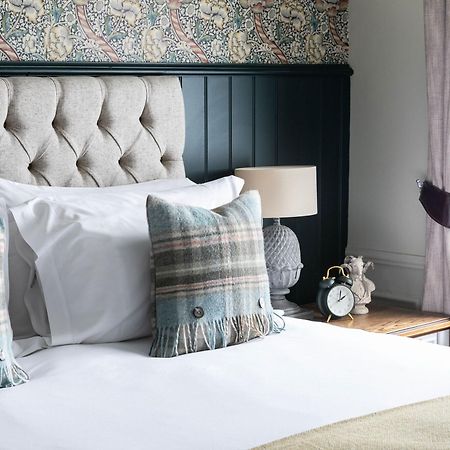 The Fleece At Сайренстер Экстерьер фото A bedroom at The Old Bank Hotel