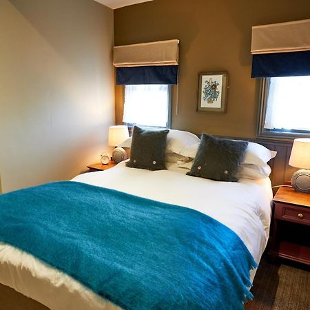 The Fleece At Сайренстер Экстерьер фото A bedroom at the hotel