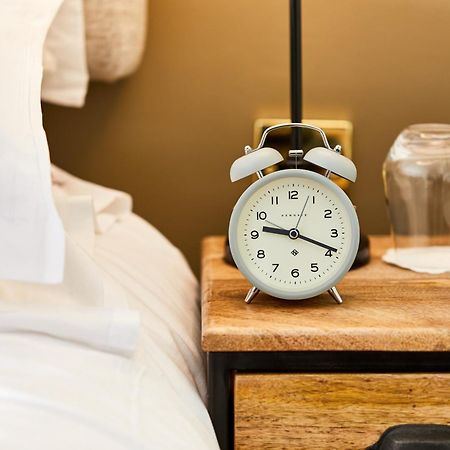 The Fleece At Сайренстер Экстерьер фото Alarm clock