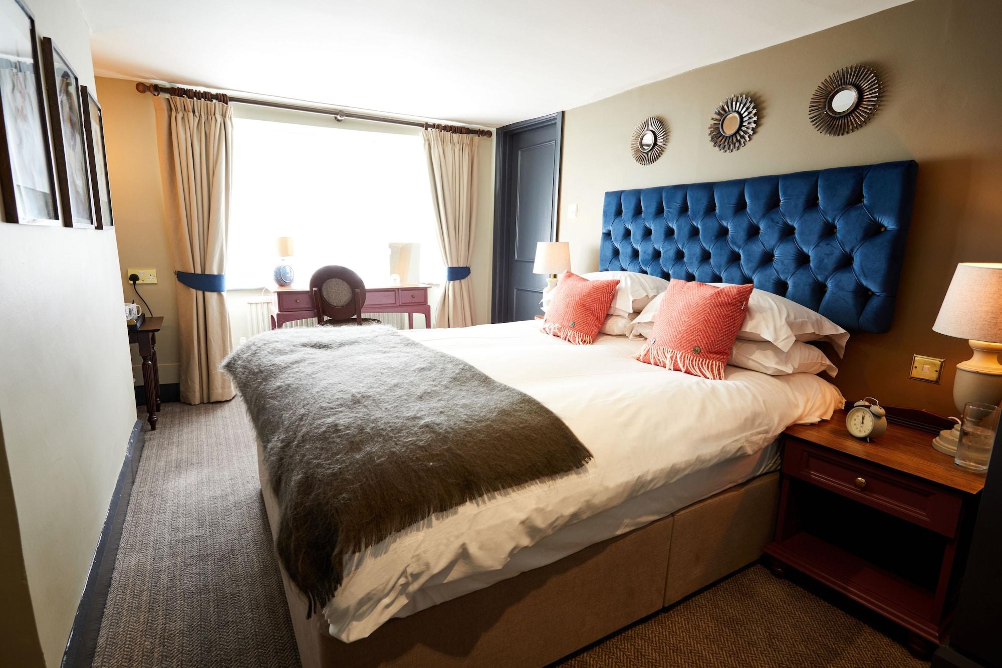 The Fleece At Сайренстер Экстерьер фото A bedroom at the hotel