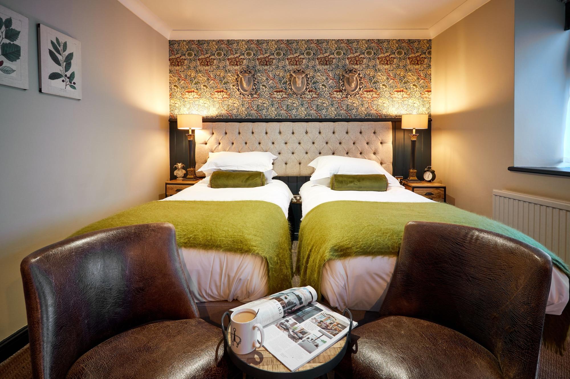 The Fleece At Сайренстер Экстерьер фото A room at The Swan