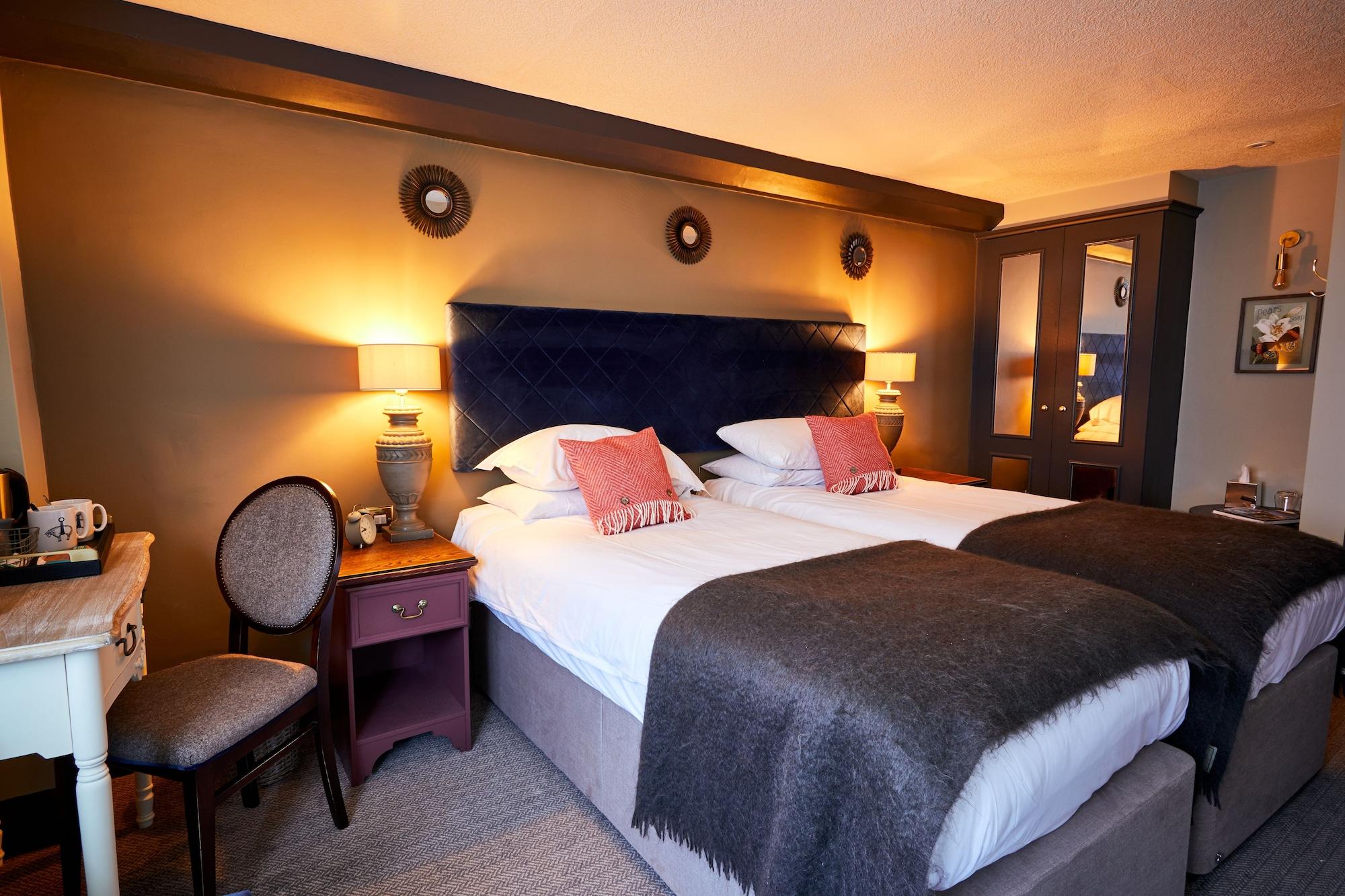 The Fleece At Сайренстер Экстерьер фото A bedroom at The Swan Hotel