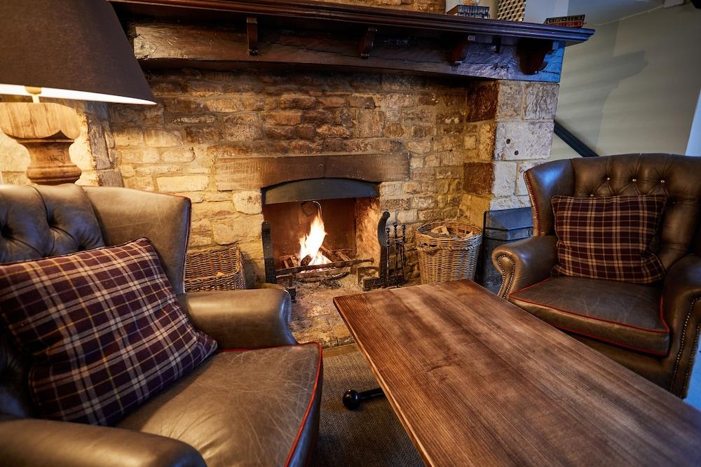 The Fleece At Сайренстер Экстерьер фото The interior of the pub