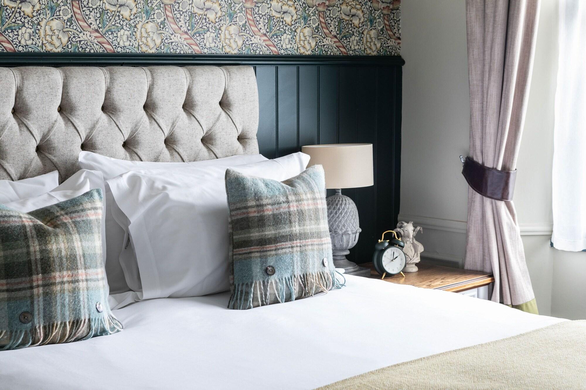 The Fleece At Сайренстер Экстерьер фото A bedroom at The Old Bank Hotel