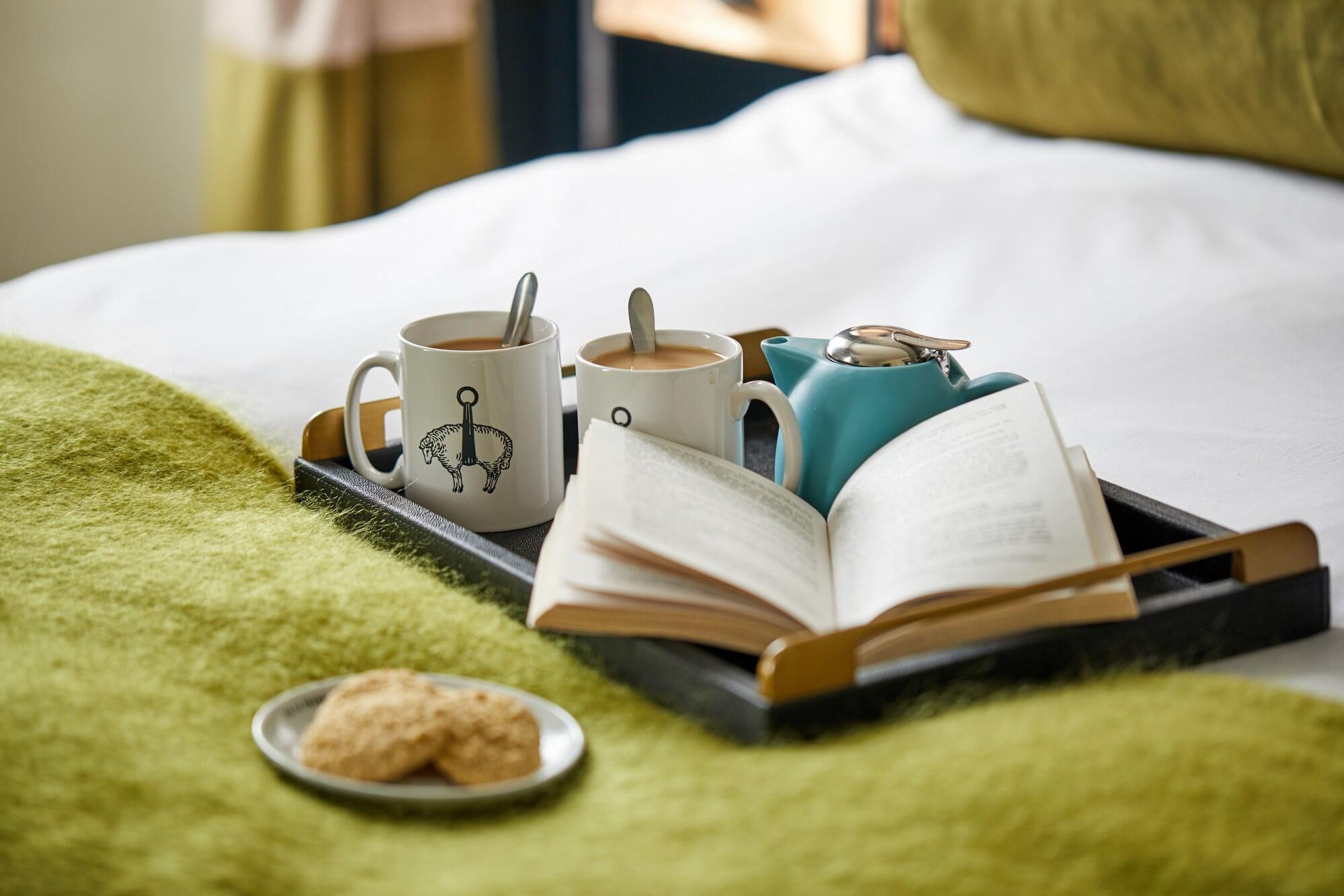 The Fleece At Сайренстер Экстерьер фото A room at the hotel