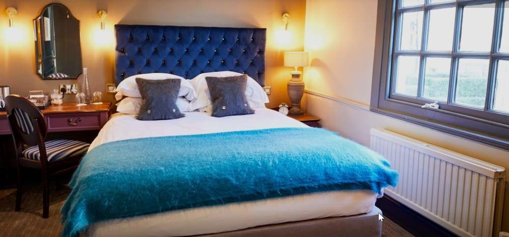 The Fleece At Сайренстер Экстерьер фото A bed with a blue throw