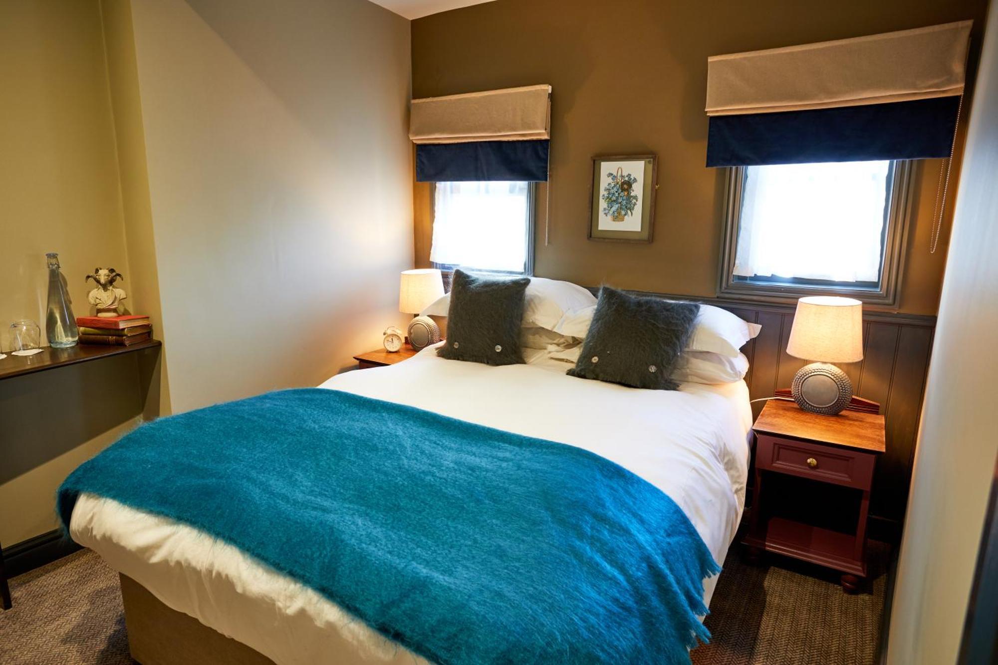 The Fleece At Сайренстер Экстерьер фото A bedroom at the hotel