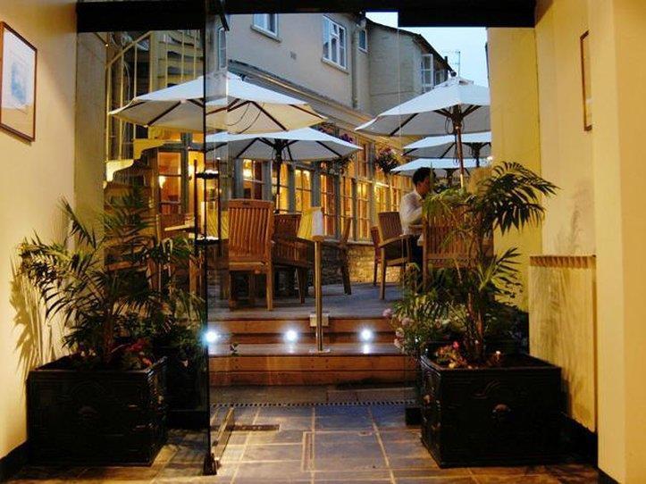 The Fleece At Сайренстер Ресторан фото The entrance to the restaurant