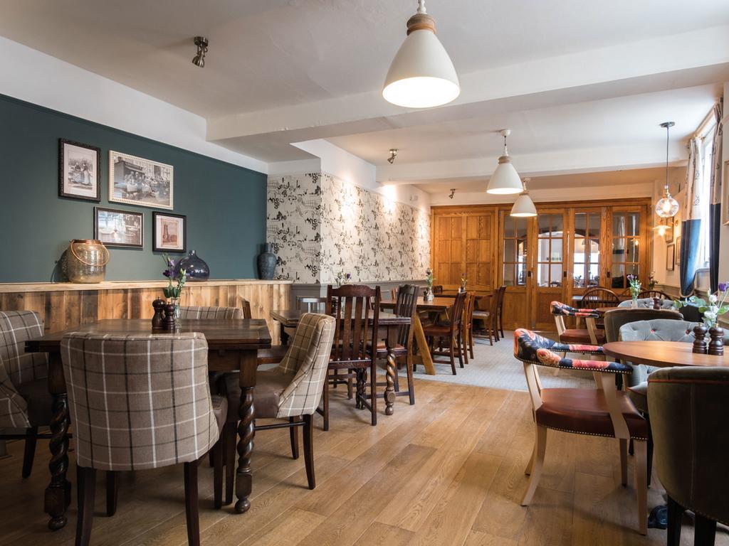 The Fleece At Сайренстер Экстерьер фото The interior of the pub