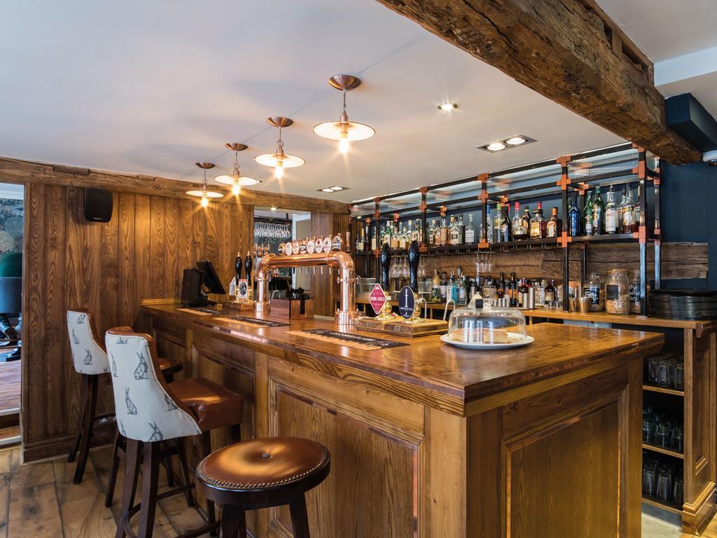 The Fleece At Сайренстер Экстерьер фото The bar at The Old Post Office