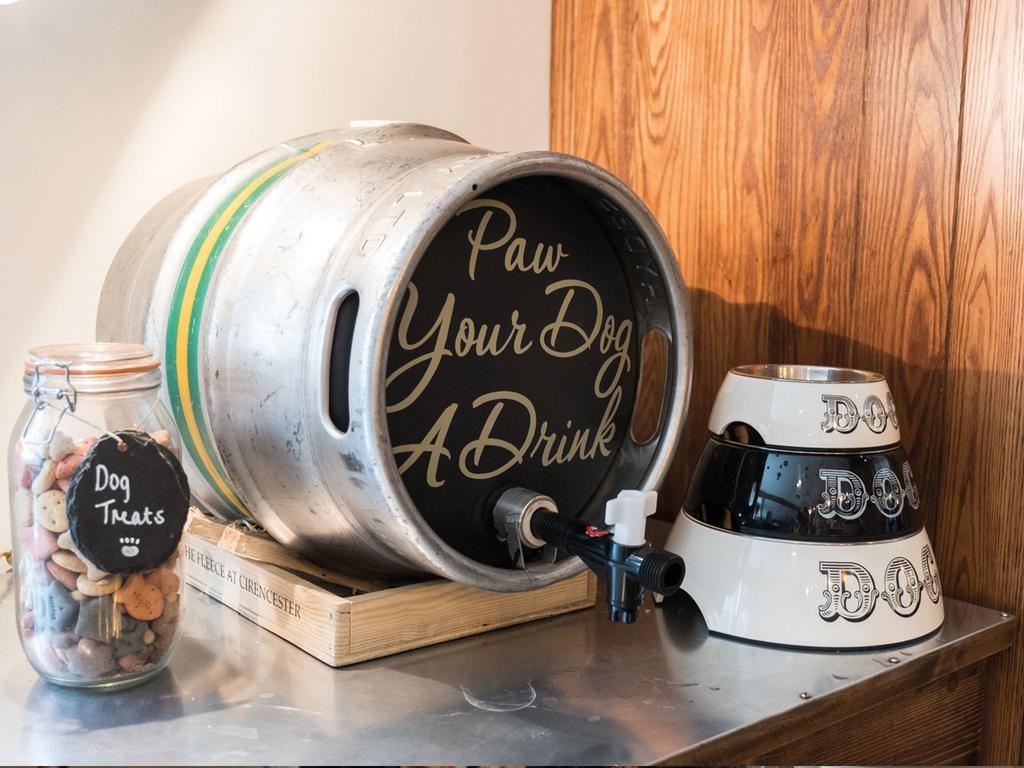 The Fleece At Сайренстер Экстерьер фото Dog beer at the Dog & Duck