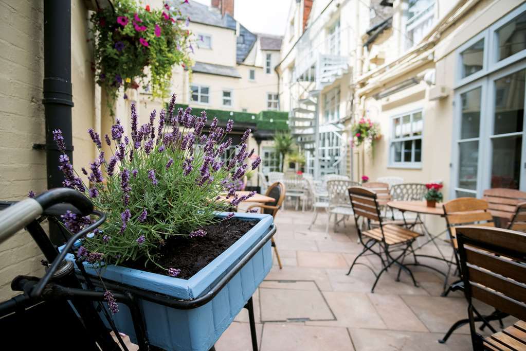 The Fleece At Сайренстер Экстерьер фото The courtyard at The Old Parsonage Hotel