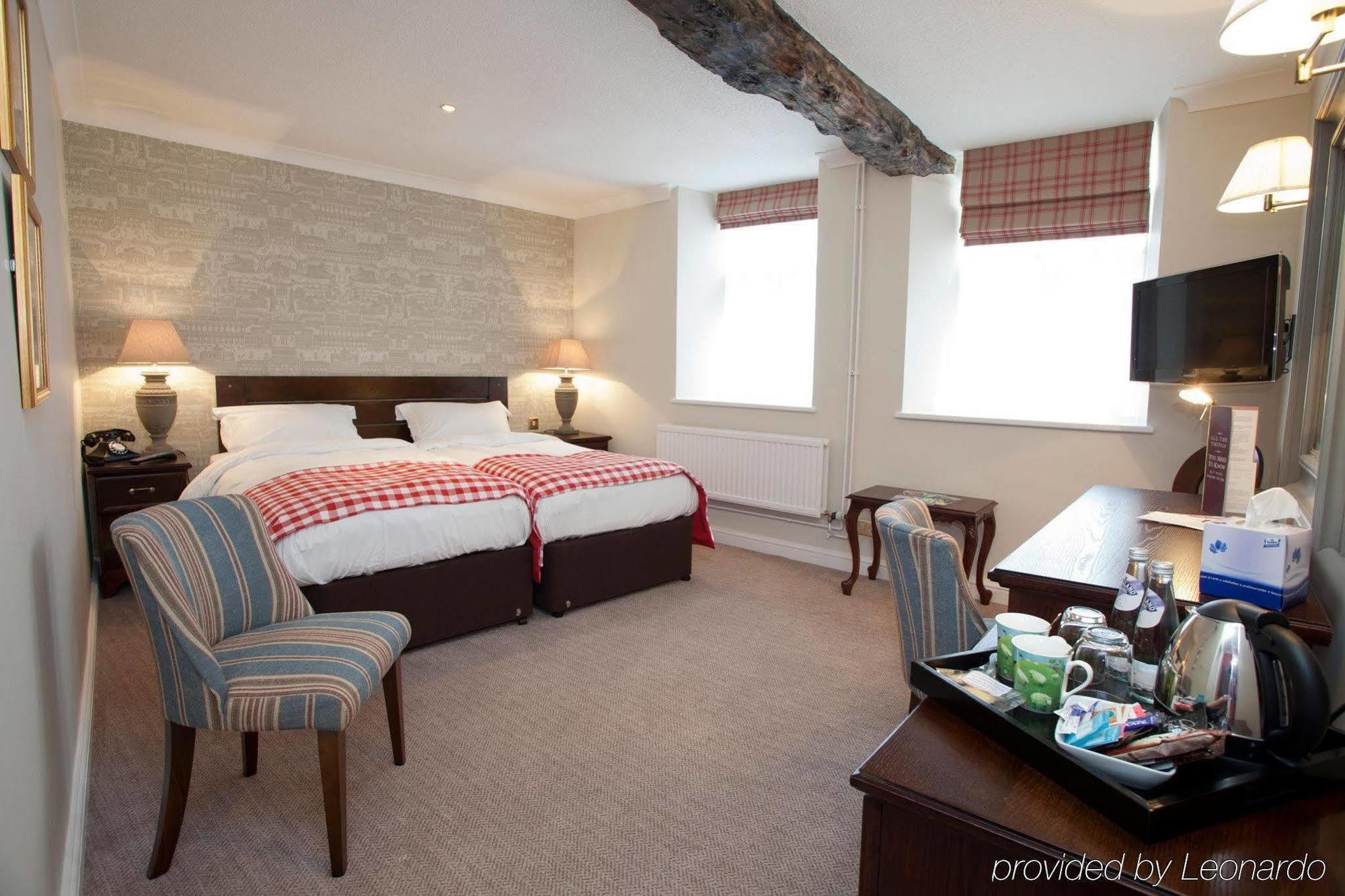 The Fleece At Сайренстер Экстерьер фото A room at the hotel