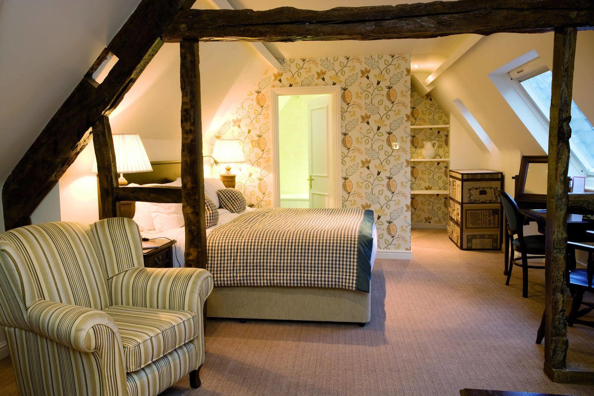 The Fleece At Сайренстер Экстерьер фото A room at the hotel