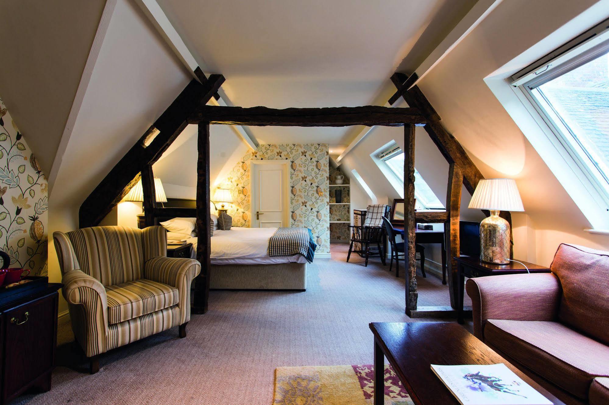 The Fleece At Сайренстер Экстерьер фото A suite at the hotel