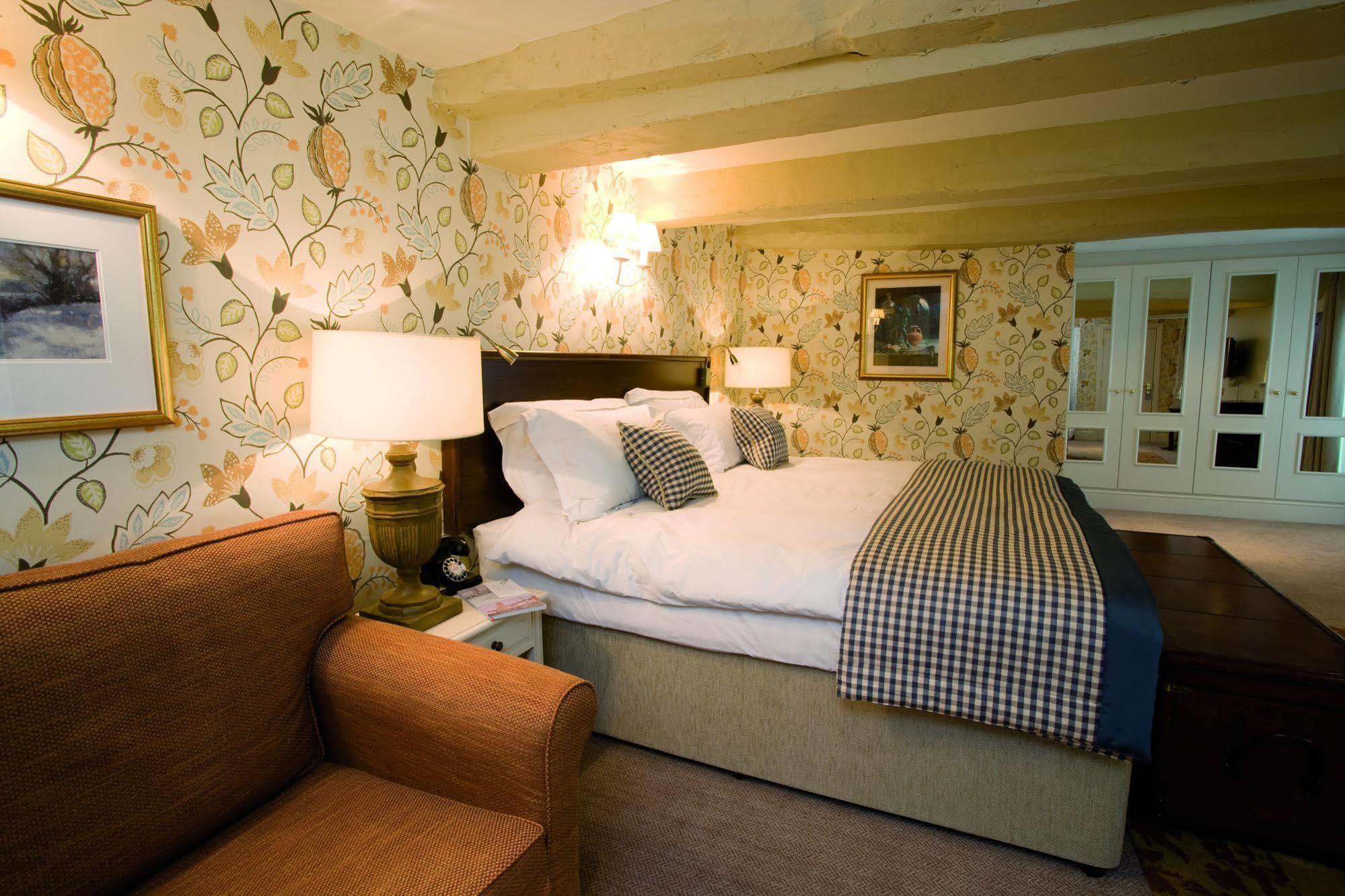 The Fleece At Сайренстер Экстерьер фото A bedroom at the hotel