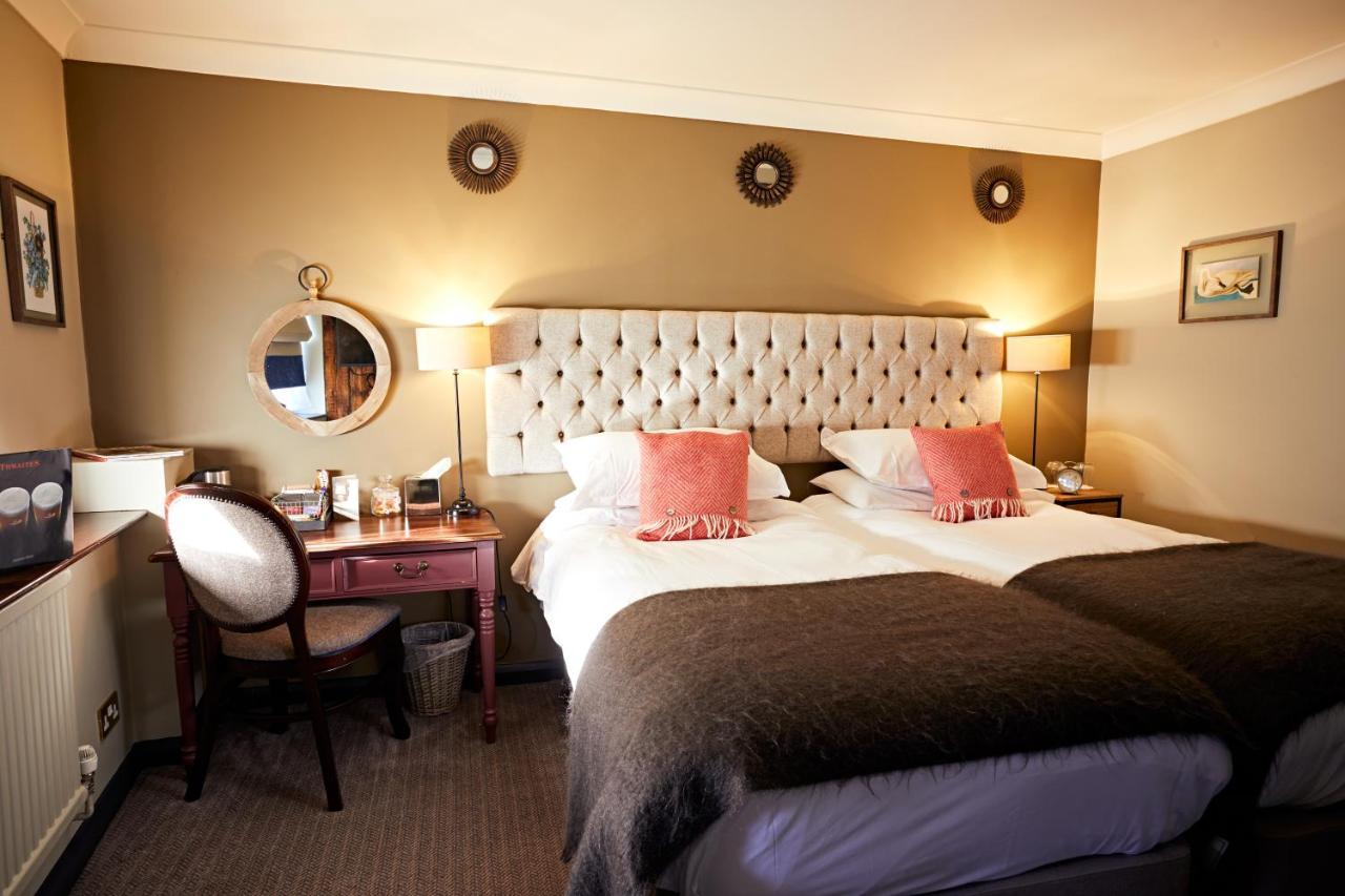 The Fleece At Сайренстер Экстерьер фото A room at the hotel