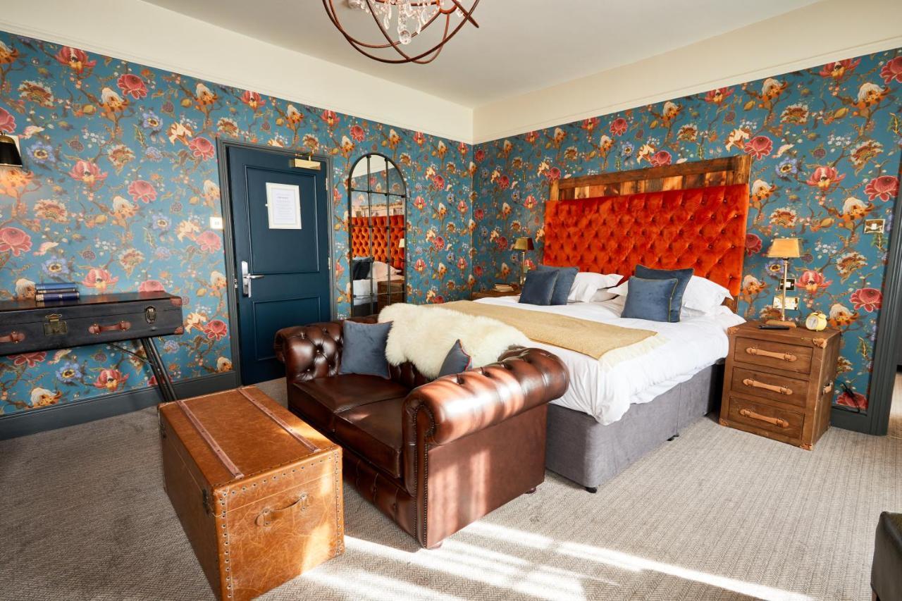 The Fleece At Сайренстер Экстерьер фото The hotel's rooms are individually designed.