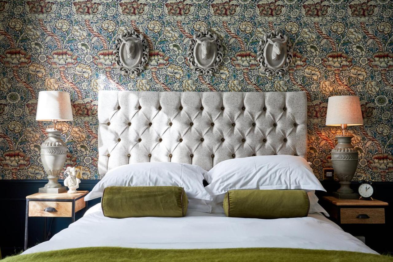 The Fleece At Сайренстер Экстерьер фото A bedroom at The Ivy Hotel