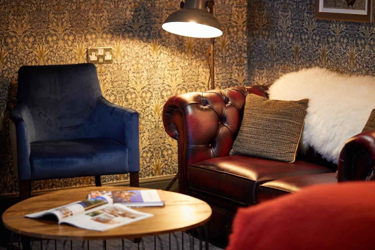 The Fleece At Сайренстер Экстерьер фото The interior of the lounge