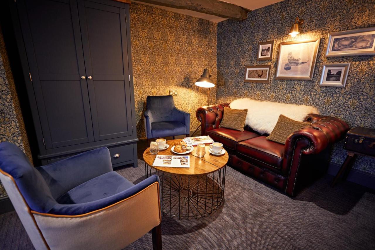 The Fleece At Сайренстер Экстерьер фото The lounge at the station