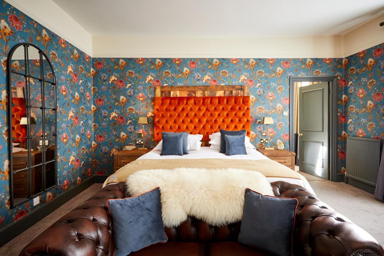 The Fleece At Сайренстер Экстерьер фото The bedroom at The Mitre
