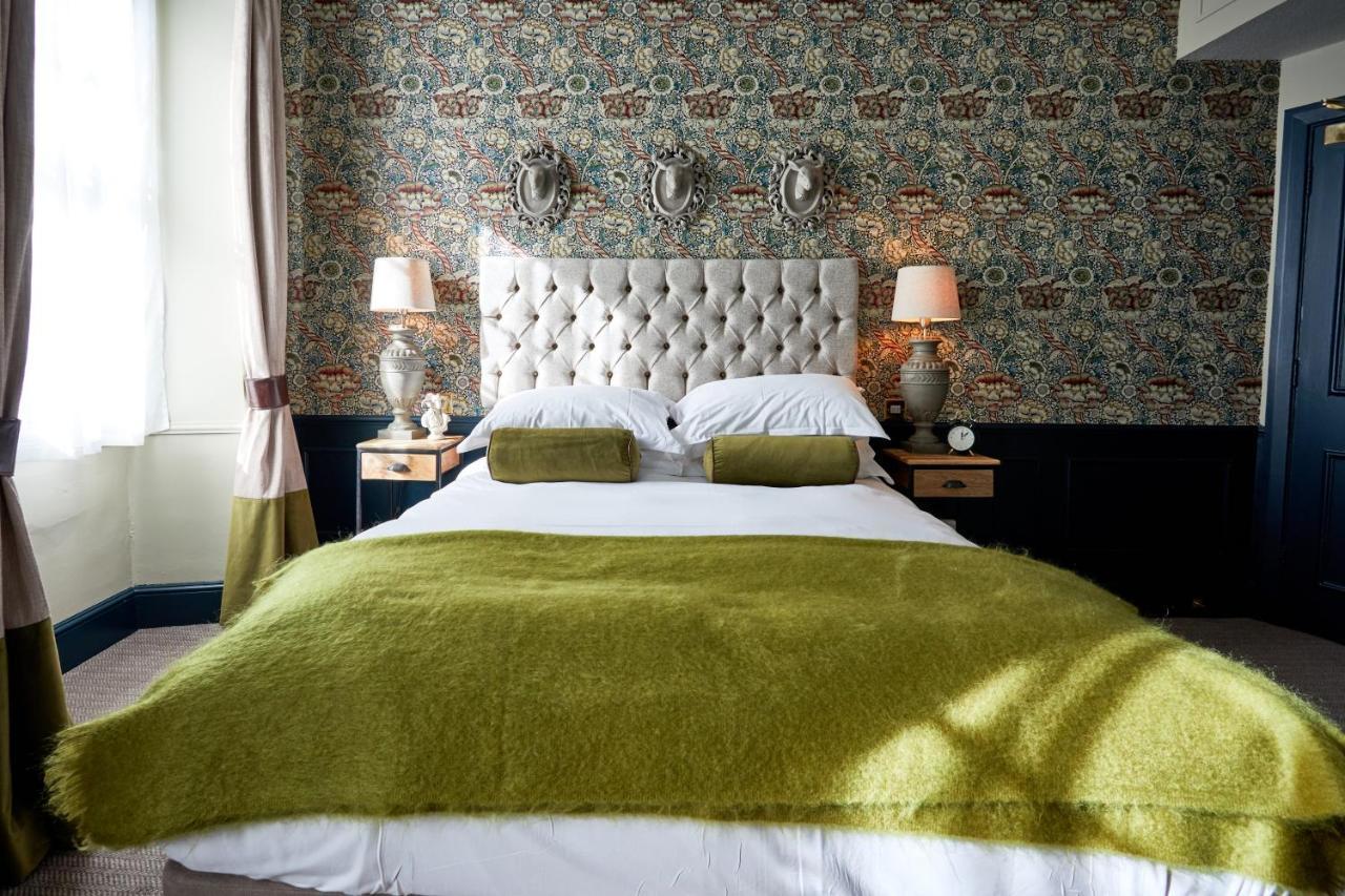 The Fleece At Сайренстер Экстерьер фото A bedroom at the hotel