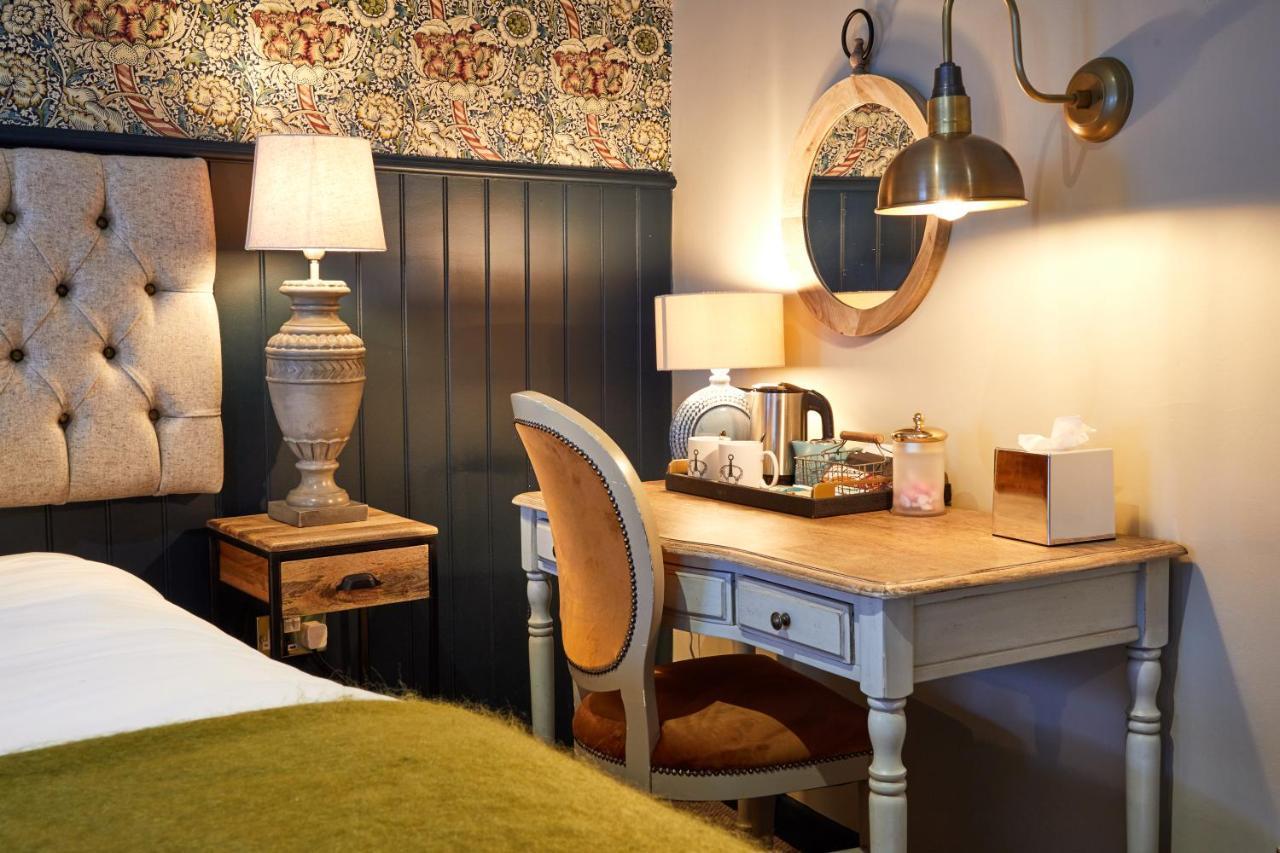 The Fleece At Сайренстер Экстерьер фото A room at the hotel