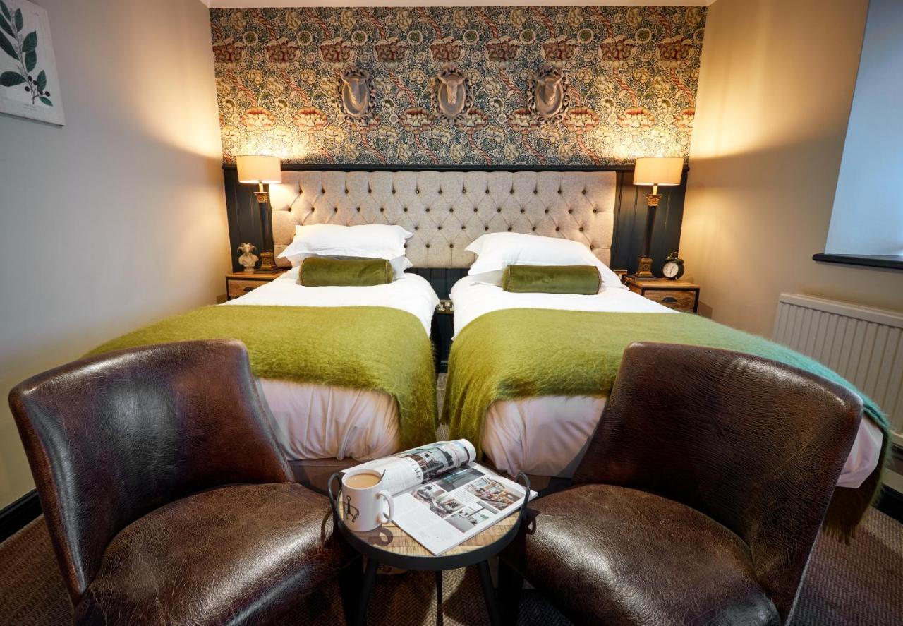 The Fleece At Сайренстер Экстерьер фото A room at The Old Bank Hotel